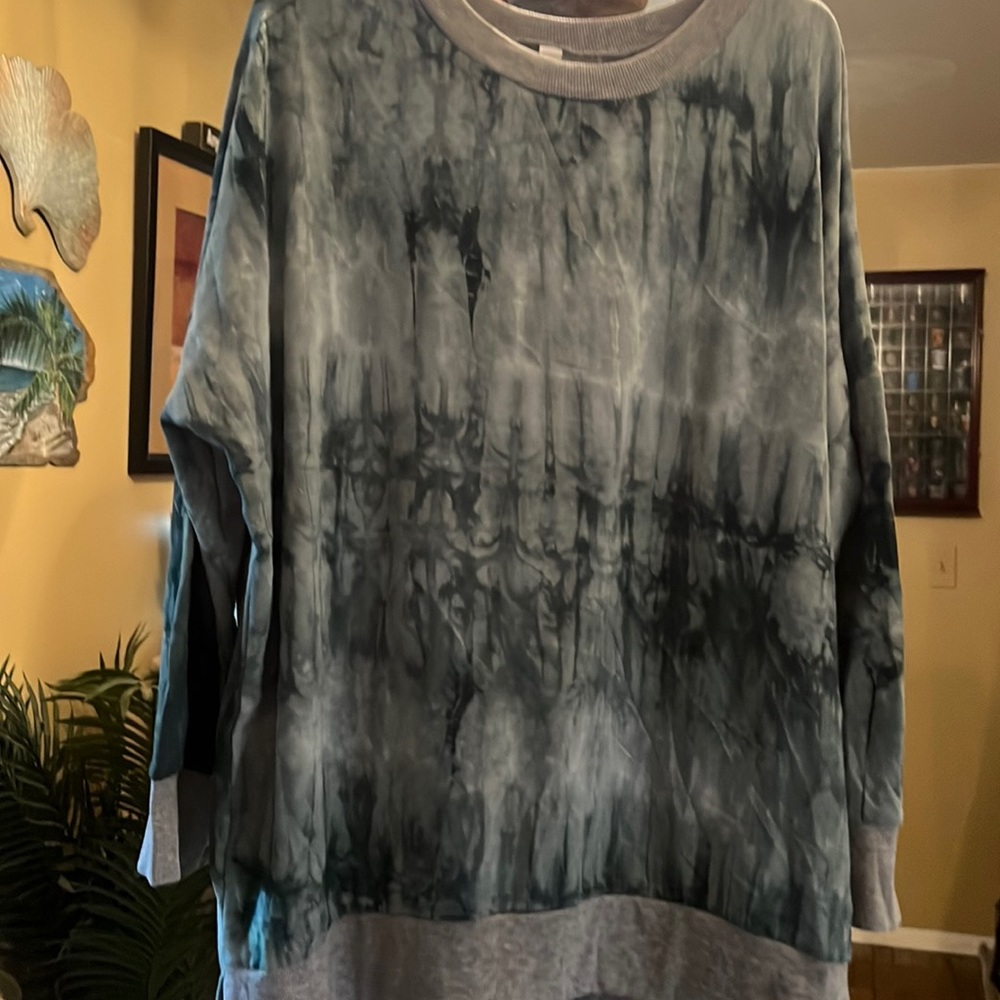 New Beautiful HoneyMe Top large 78% Rayon & Poly